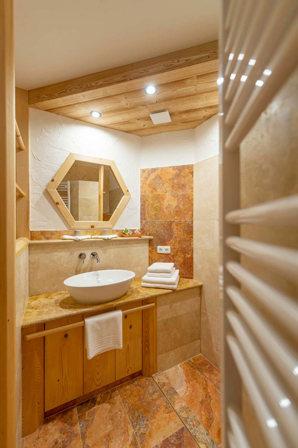 hochwertiges Badezimmer mit natürlichen Materialien