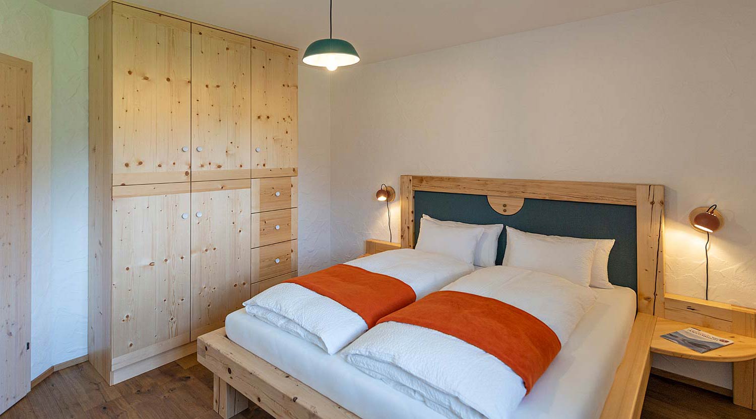 natürliches Schlafzimmer mit viel Holz