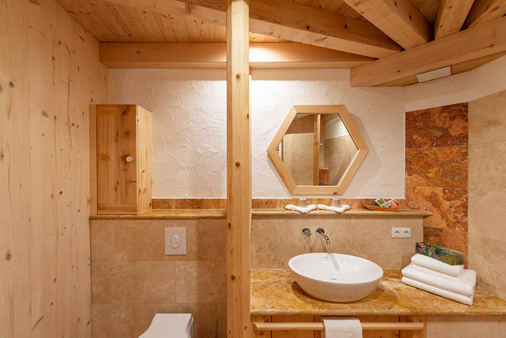 qualitativ hochwertiges Badezimmer mit natürlichen Materialien
